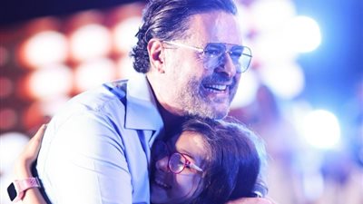 تقبيل الأقدام أبرزها، نجوم تعرضوا لمواقف محرجة على خشبة المسرح