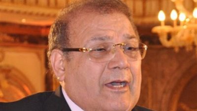 حسن راتب يغادر قسم شرطة مصر القديمة بعد إنهاء إجراءات الإفراج عنه