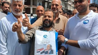 «مستقبل وطن دمياط» يوزع هدايا على المواطنين احتفالا بذكرى ثورة 30 يونيو