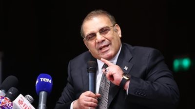 أول صورة لـ«حسن راتب» مع عائلته بعد خروجه من السجن
