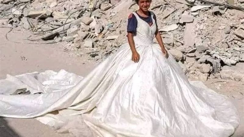 طفلة فلسطينية بفستان زفاف من قلب الدمار