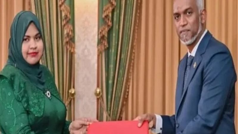 وزيرة البيئة والرئيس بجزر المالديف