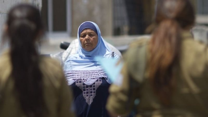 اعتداء مجندات على سيدة فلسطينية - أرشيفية
