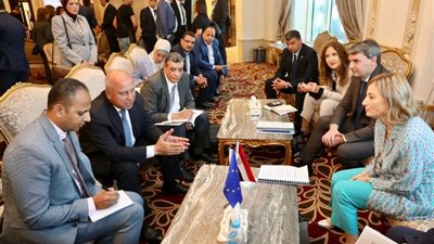 «النقل» تبحث مع بنك الاستثمار الأوروبي خطة توطين الصناعة في مصر