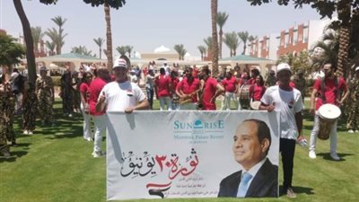 «بطول 300 متر» العاملون بالسياحة يرفعون علم مصر احتفالا بـ 30 يونيو في الغردقة