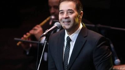 مدحت صالح يطرب جمهوره بأجمل أغانيه على مسرح الأوبرا