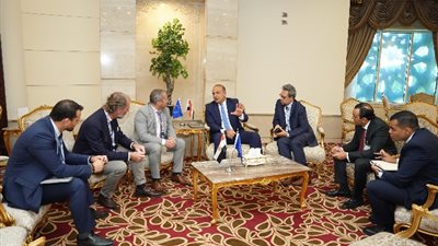 « التخطيط» تبحث مع ممثلي ETF VINCI الفرنسية توطين صناعات السكك الحديدية
