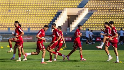 إحماء لاعبي الأهلي قبل مواجهة طلائع الجيش في الدوري المصري