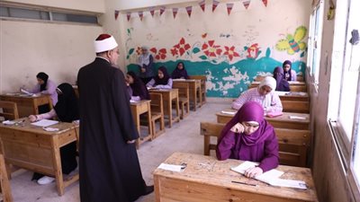 بدء امتحان اللغة الإنجليزية لطلاب القسم الأدبي بالثانوية الأزهرية