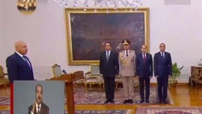 كامل الوزير يؤدي اليمين الدستورية وزيرا للنقل والصناعة