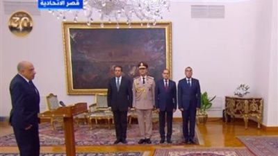 محمود عصمت يؤدي اليمين الدستورية وزيرا للكهرباء والطاقة المتجددة