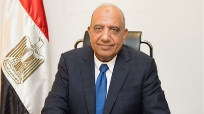محمود عصمت يلتقي كبار المسئولين بالكهرباء ويبحث تنفيذ التوجيهات الرئاسية