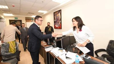 «دخول مفاجئ»، وزير الإسكان الجديد يبدأ أول أيام عمله بالمرور على الموظفين