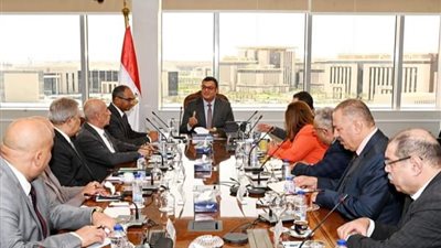 الشربيني يجتمع مع قيادات الإسكان لإيجاد حلول بديلة وغير تقليدية