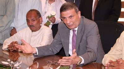 وزير الزراعة يلتقي عددا من المزارعين في أول يوم عمل له (صور)