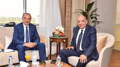 «الشيمي» و«عصمت» يناقشان عددا من الملفات بوزارة قطاع الأعمال