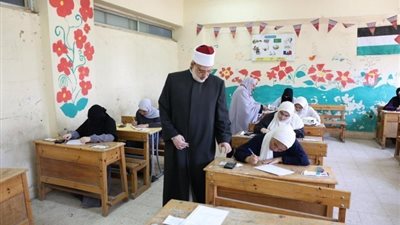 اليوم، طلاب القسم العلمي بالثانوية الأزهرية يؤدون امتحان «الديناميكا»