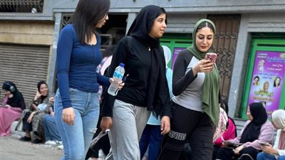 توافد طلاب الثانوية العامة على اللجان لأداء امتحان مادتي الكيمياء والجغرافيا
