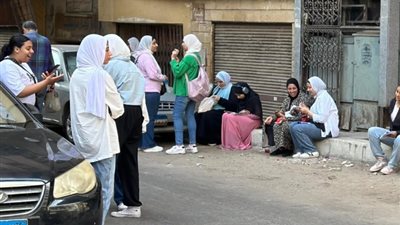 طلاب الثانوية العامة يراجعون مادتي الكيمياء والجغرافيا أمام اللجان