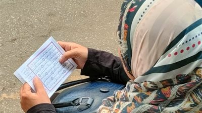 بـ«السبحة والمصحف»، الأمهات يساندن أبنائهم خارج لجان الثانوية العامة (صور)