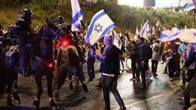 يائير لابيد يشارك في مظاهرة تل أبيب لإبرام صفقة تبادل المحتجزين