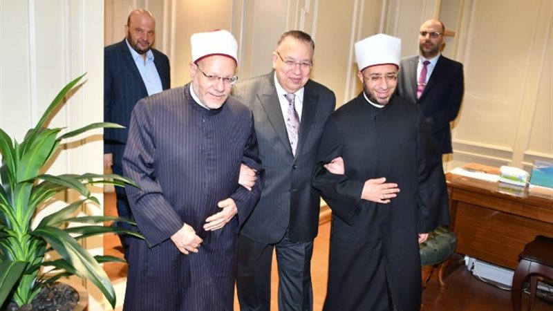 وزير الأوقاف والمفتي ونقيب الأشراف