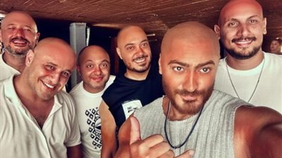 «البقاء للأصلع»، أول تعليق من تامر حسني على «اللوك الجديد»