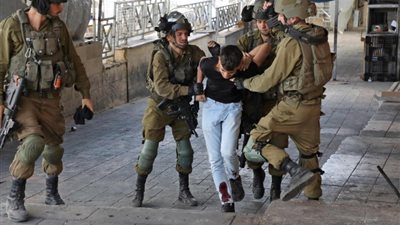 جرائم في سجون الاحتلال، ضرب مبرح وتعذيب تظهر على أجساد فلسطينيين مفرج عنهم (فيديو)