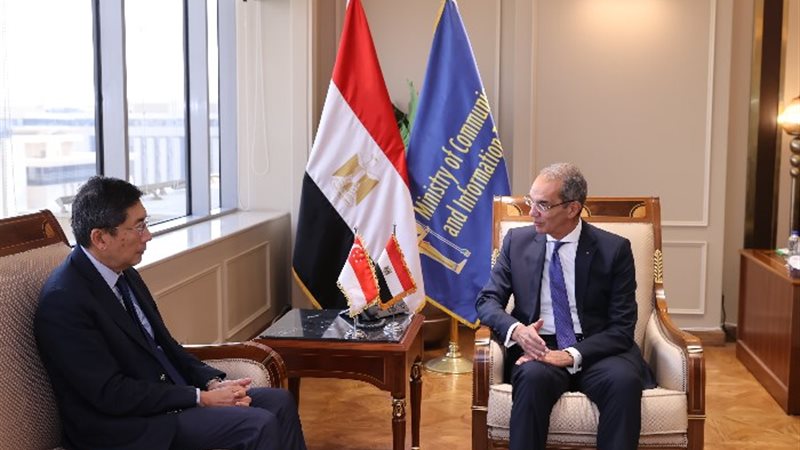 وزير الاتصالات المصري وسفير سنغافورة